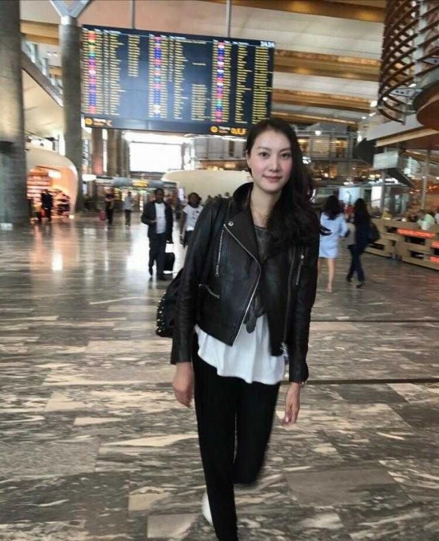  【迷人】谢杏芳林丹同框，谢杏芳一袭红裙搭配黑丝袜性感迷人，大长腿抢镜