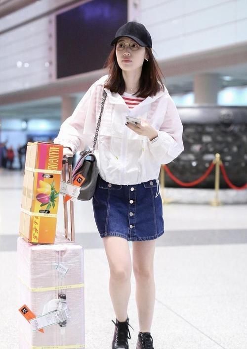  『成熟女性』33岁马蓉穿搭真少女！白色外套搭配牛仔半身裙清新简约，洋气减龄