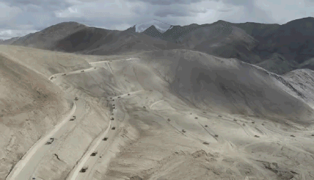 壮观！新藏线上的军车车队