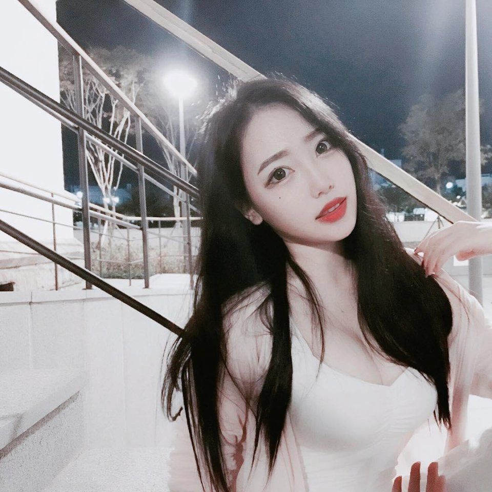 人气美女郑史和社交媒体上晒美照，事业线丰满水蛇腰纤细很养眼！