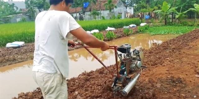 外国小伙发明“摩托车”松土机，一天松土6亩地，成本300元