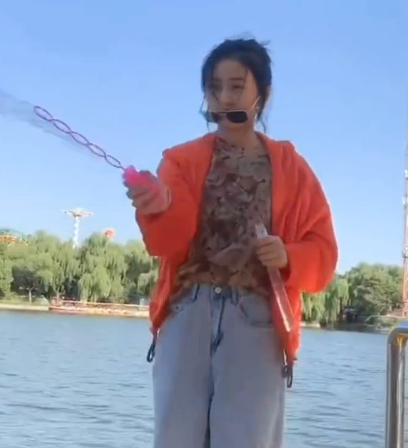 张子枫国庆节出去旅行,回家后熬夜补作业,黑眼圈既好笑又心疼!