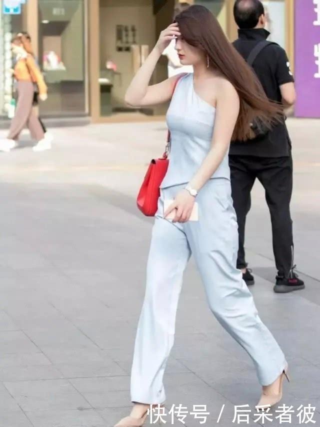  『气质』路人街拍，小姐姐气质怡人，穿黑色的吊带背心，非常吸引人眼球