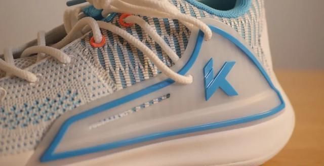  『水花二代』三百块入手国产好鞋！设计大升级 配置不逊色千元旗舰款