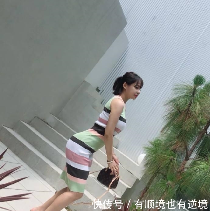  「很美」无懈可击的条纹“A字连衣裙”，随意地装扮都很美