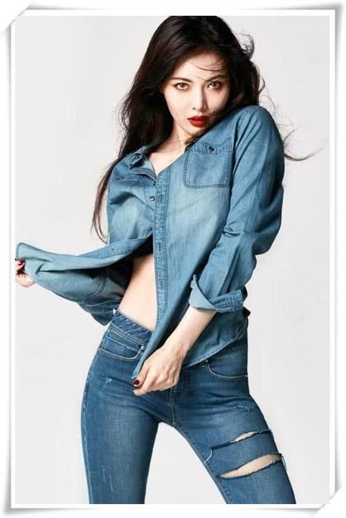 金泫雅只穿一件内衣，也敢敞开衬衫炫腹，网友：借个胆我也不敢！