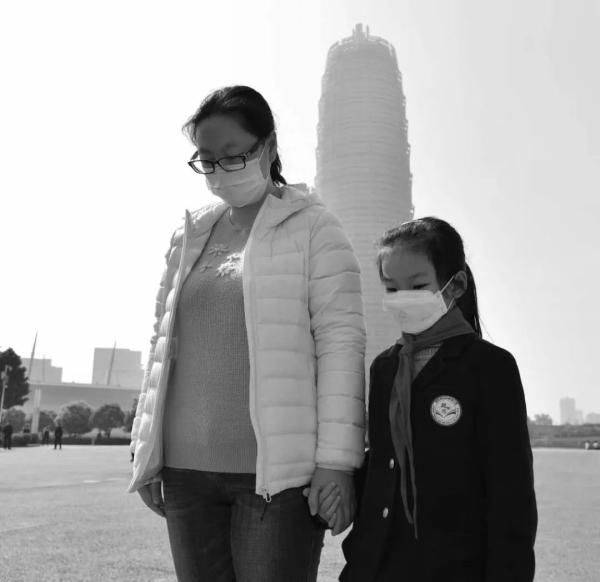  『广场』今日10时，郑州鸣防空警报，全市降半旗志哀