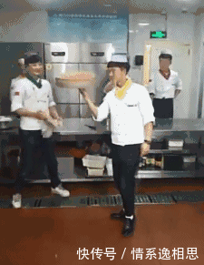 姑娘，你这件衣服可花了不少心思吧！穿出了女王的气质