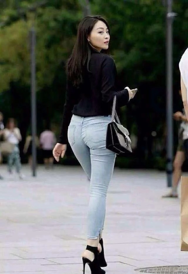 夏天穿紧身裤，也是相当性感，不行你试试
