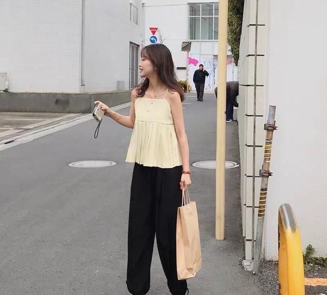 『感觉』街拍:美女贼好看”的穿搭,秒变时尚妖精,养眼好看