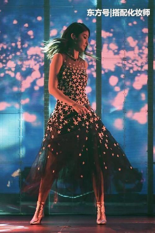 45岁的陈慧琳穿上了和张子枫一样的裙子，驾驭不了就不要勉强！