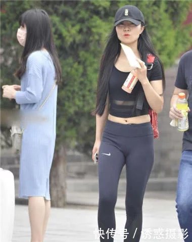 运动小姐姐风景区展现曲线身材，三角形非常的好看