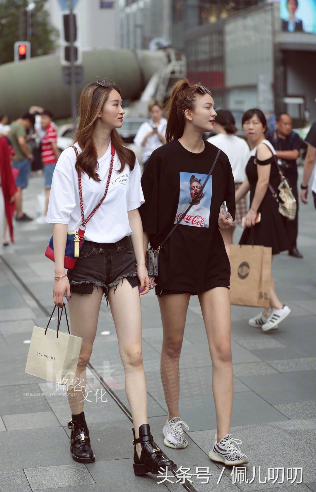 姐妹团出街拒绝同款，街拍告诉你怎样穿出“默契感”!