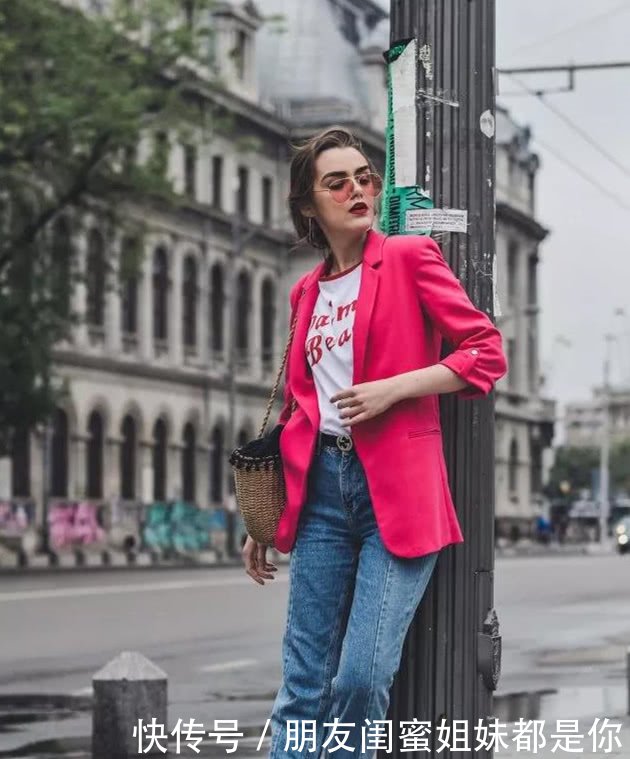 金秋时节，九分裤搭平底鞋，让你穿出时尚新高度