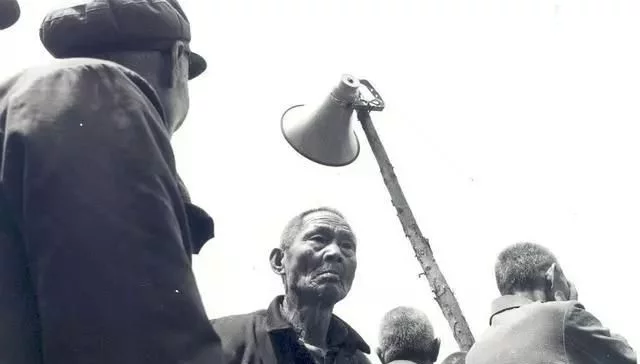 80年代的农村,我们晚上睡觉家里都是不用锁门的,就连家里的牲口也是外面栓着