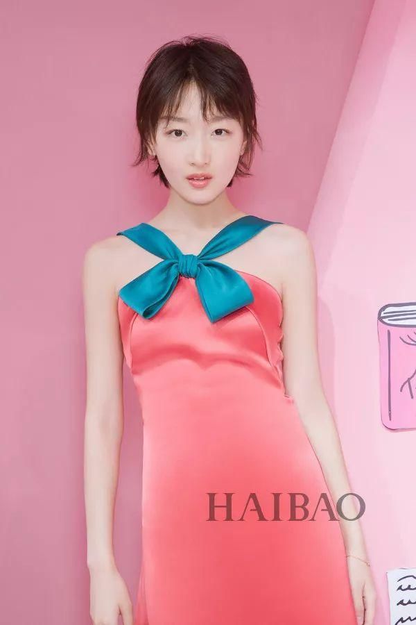 92年周冬雨跟00后易烊千玺宛如同龄人?!出道8年越来越嫩竟是因为.