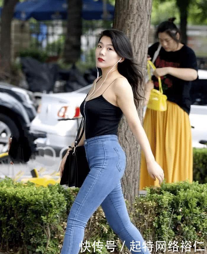 『小巧』街拍美女穿着牛仔裤紧致百搭,吊带上衣更是小巧迷人