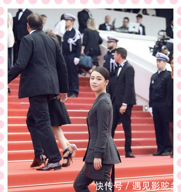 马思纯真大胆！深V秀香肩，网友上半身迷人，下半身雷人！