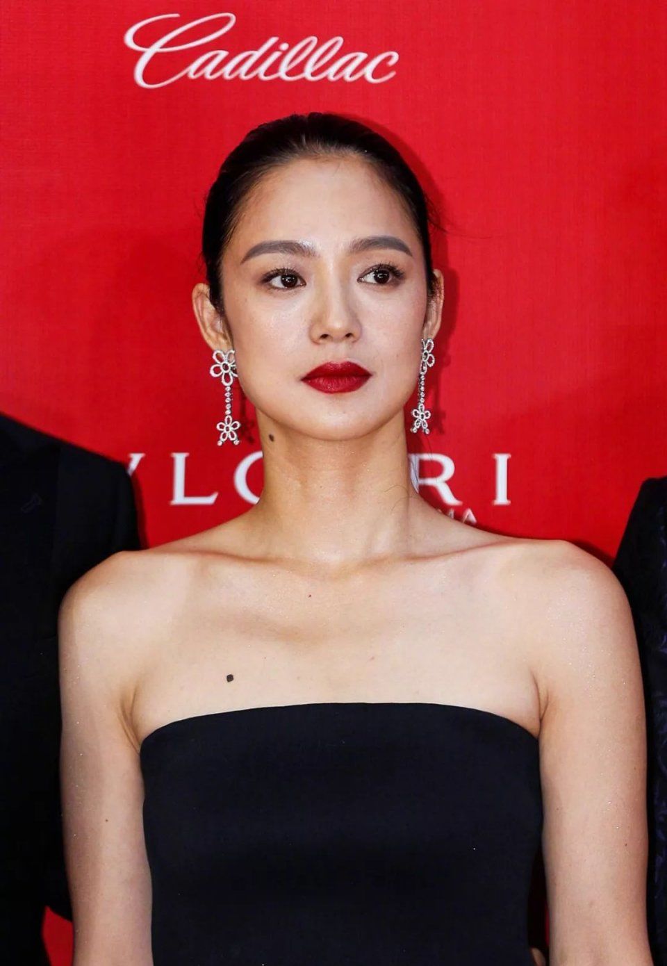 干货| 送周韵上热搜的一字肩天鹅颈，学会这5个动作你也能拥有