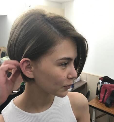 昆凌晒短发照，不经意间暴露素颜，网友:不敢相信是素颜