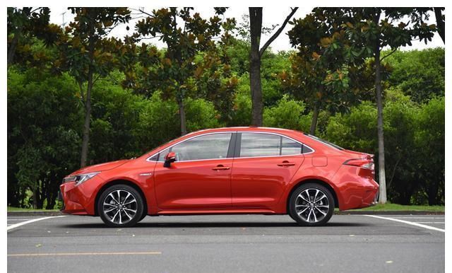  【汽车品牌】跟大家曰产对比，丰田汽车的这个平级车改善较大 ，操纵也有所提高