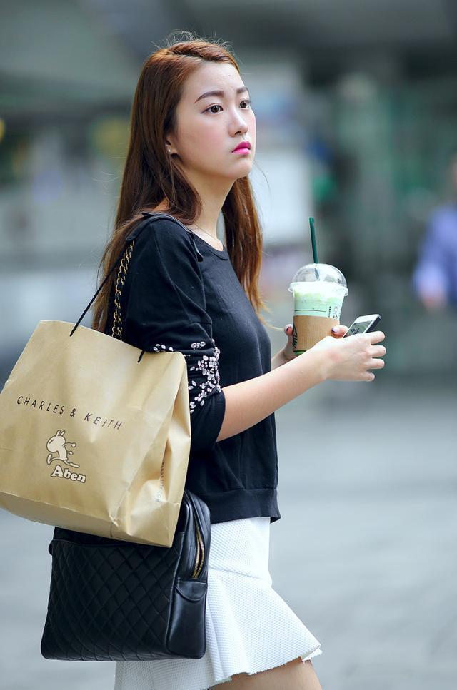 街拍：小美女高贵靓丽火热十足，身材真完美！