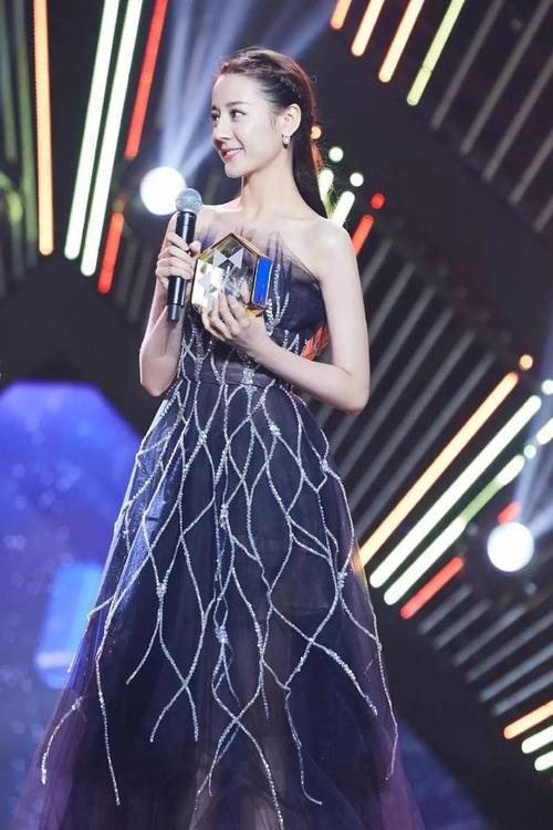 迪丽热巴又换新发型了？美的让人窒息！