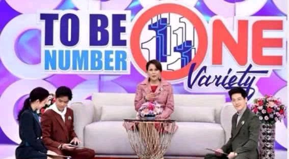  [泰王]泰国公主出席综艺节目，主持人和嘉宾都下跪，甚至不能穿鞋