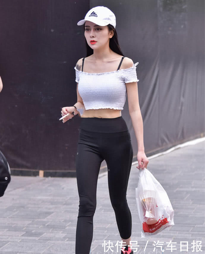 白色裹胸小女人身材玲珑有致，紧身裤勾勒魔鬼般的身材，全身上下