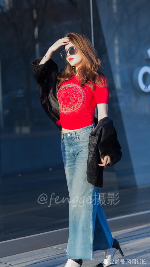  [身材劲爆]街拍：偶遇网红小姐姐拍抖音，身材曼妙颜值高，粉丝绝对少不了