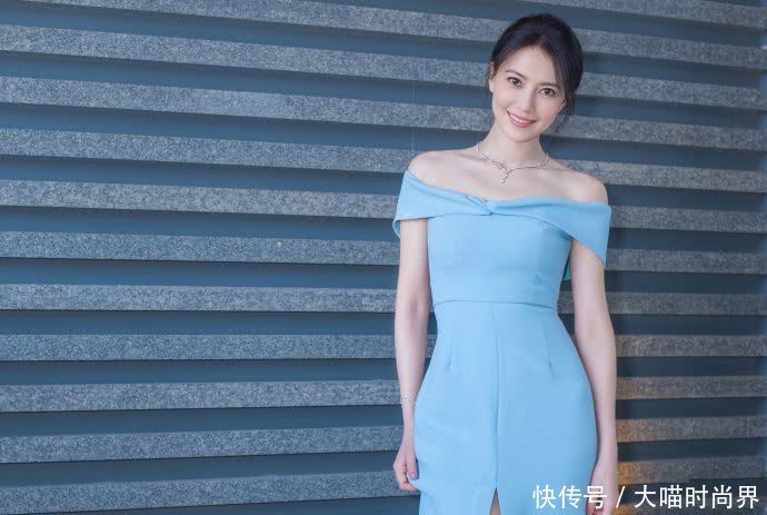 国民女神高圆圆太惊艳了,穿露肩蓝裙优雅动人,仍是初恋模样!