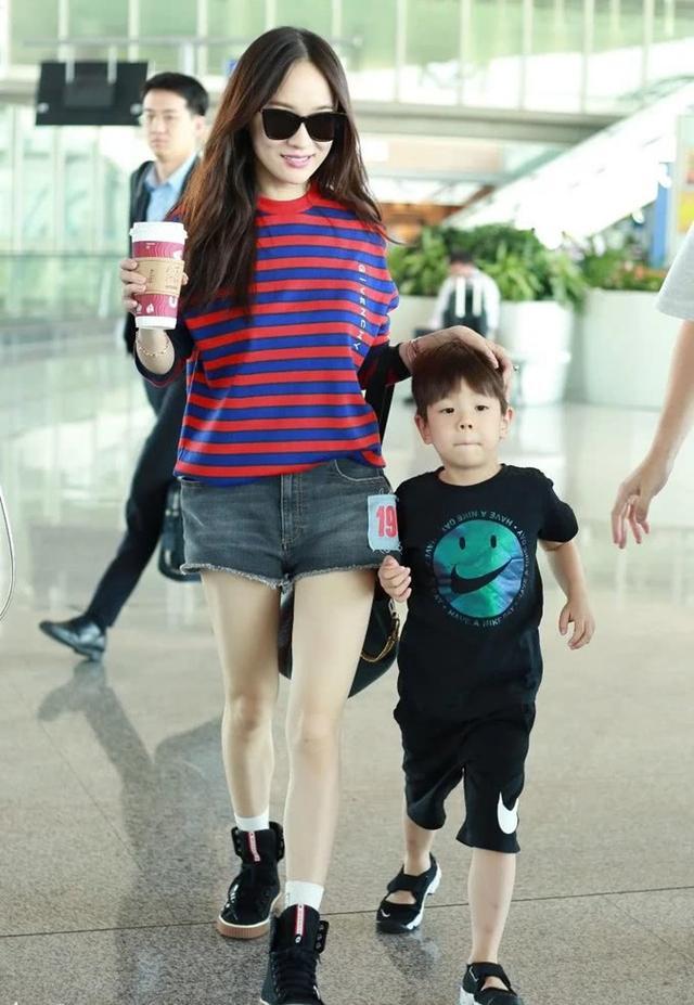 蒋欣穿上直筒裤变时髦了，撞衫辣妈霍思燕，居然一点儿都没输！