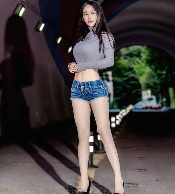 身材气质俱佳的牛仔裤美女，自信秀出曼妙身材，时尚气息浓郁