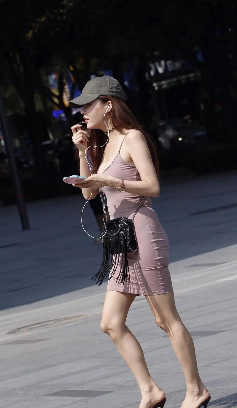 街拍路人，连衣裙的美是所有人都无法抗拒的，堪称时尚的经典