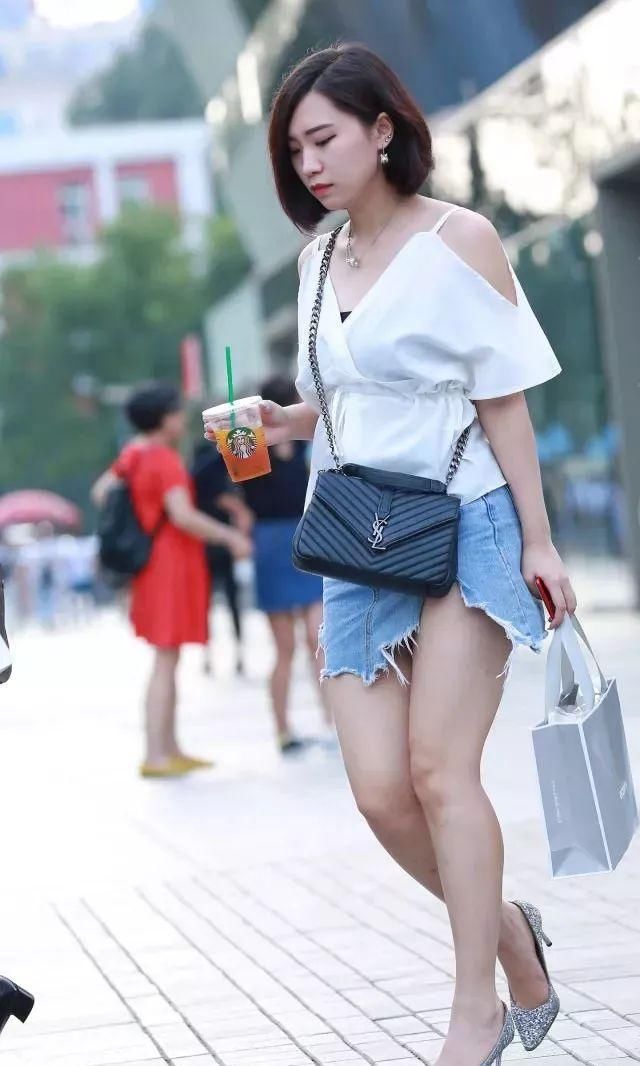 街拍:漂亮的美女,牛仔短裙很有个性