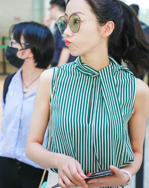 35岁韩雪与31岁江疏影私服大比拼，网友：一个大妈，一个酷帅