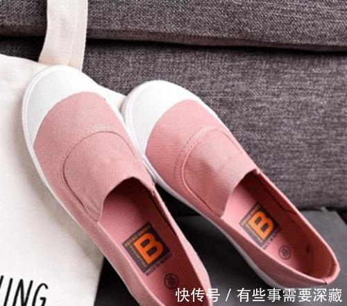  「搭配」无论是阔腿裤还是连衣裙，今年春夏都流行搭配帆布鞋穿！