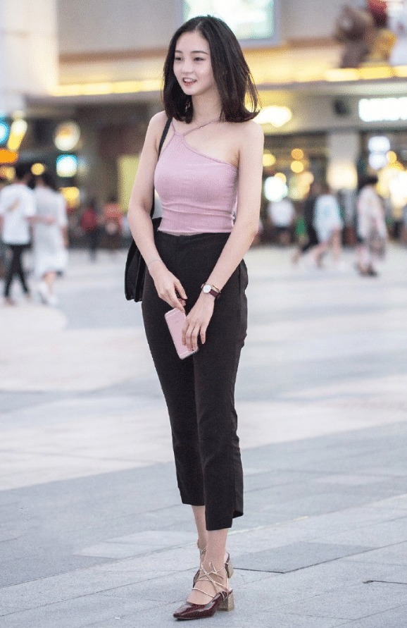 抵抗力|街拍:奶奶式的绑带鞋,显脚瘦就罢了,让人丝毫没有抵抗力