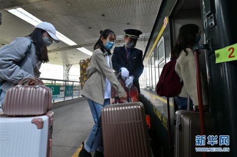  「石河子大学学生」山东开行首趟返疆复学专列