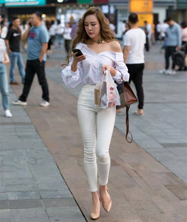 街拍，小姐姐把热裤穿出了个性，饱满一定赚足了回头率!