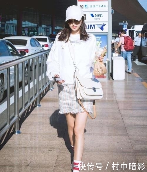 『蓝色』人像摄影:美女蓝色休闲开衫搭配柔美的白色裤子,很是让人惊艳