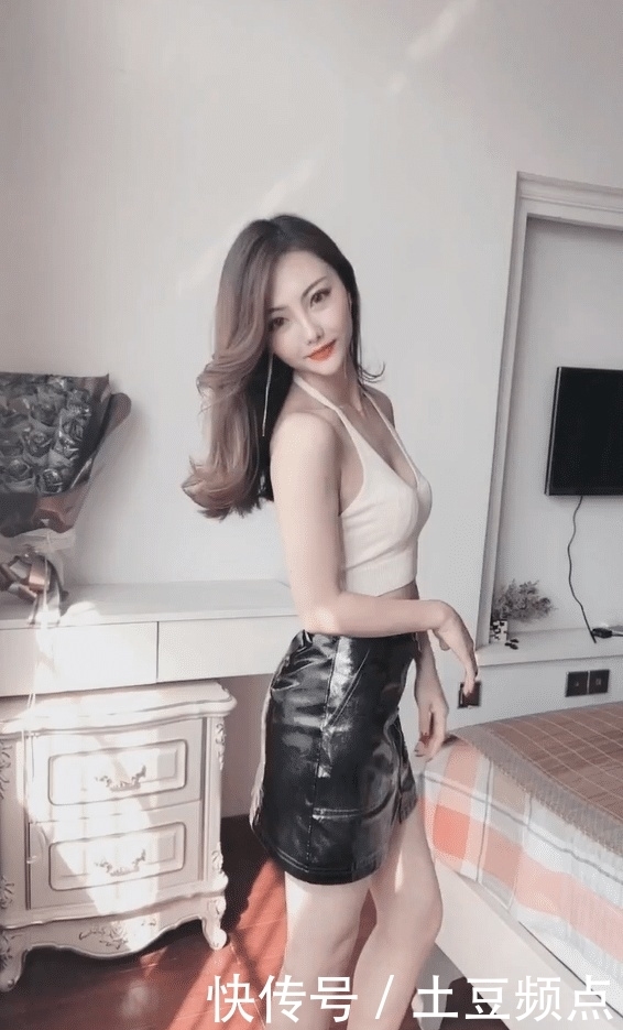  『女王』高挑美女穿黑色皮裙，配上高跟凉鞋，秀出女王的风格