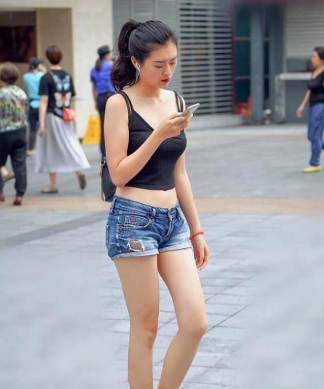  『紧身裤』街拍：笑容灿烂的美女，一件白色小衫配黑色紧身裤，显得身姿俊美