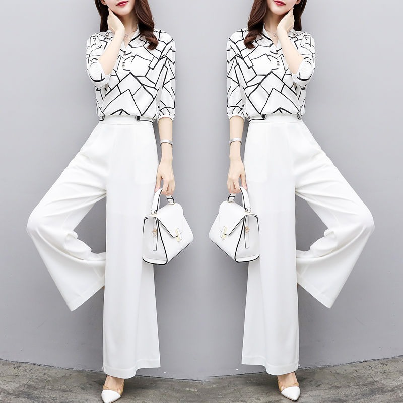 不够一米6的媳妇，出门从不穿牛仔裤，她穿小个子套装，显嫩显高