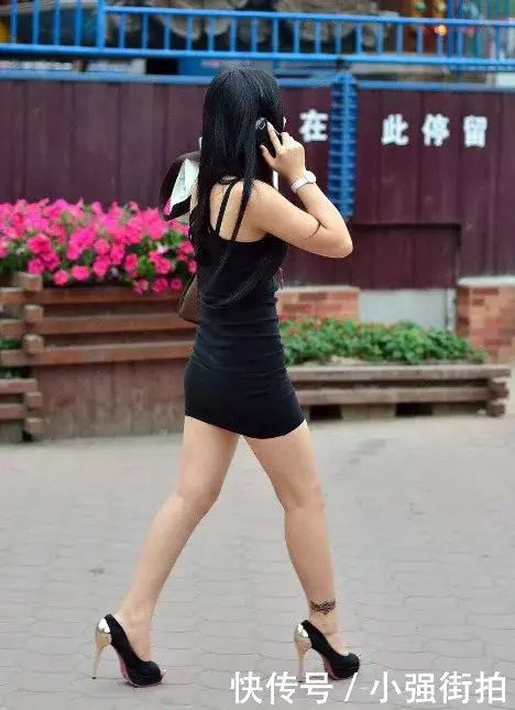 气质小姐姐黑色包臀裙尽显完美臀型,矮小的身体看起来非常性感苗