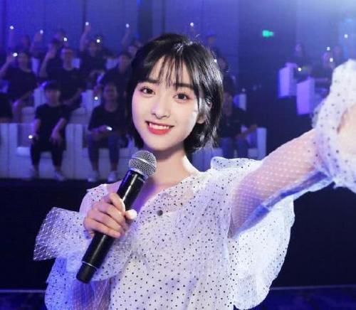 沈月只是剪了发型，已经不是那个顶着刚洗好的韭菜头“杉菜”了，