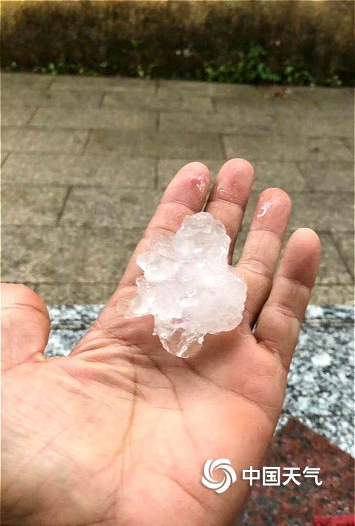  【冰雹】福建多地遭遇强对流天气 冰雹大如幼童拳头