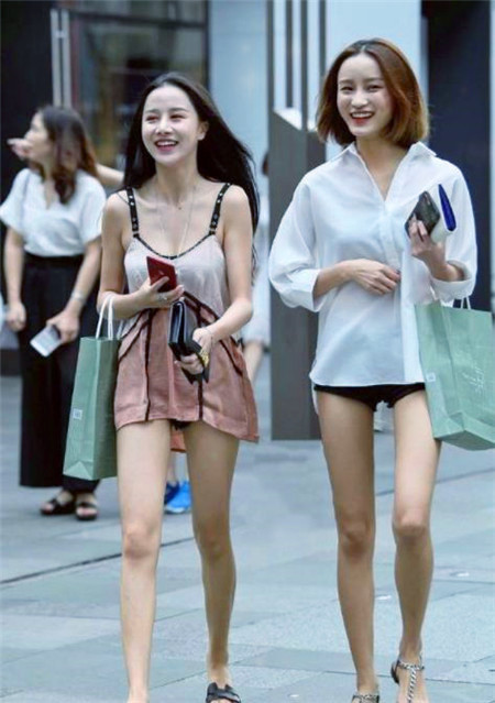 气质|街拍:气质满分的小姐姐,走路自带气质,十分的优雅有魅力