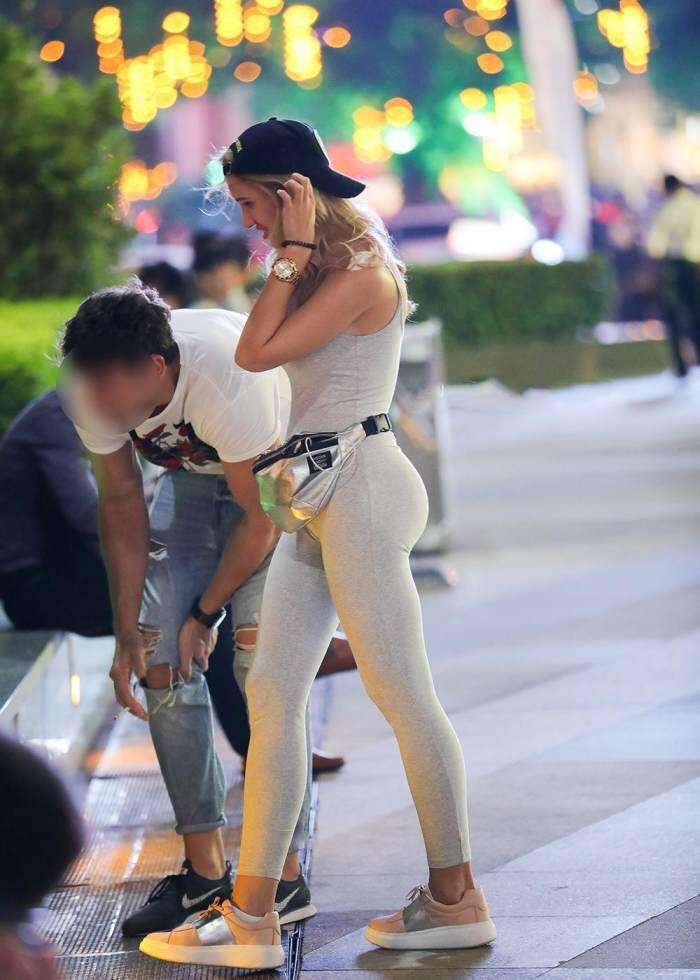 微胖身材的外国辣妹穿紧身吊带连体衣，好身材挡不住，若隐若现真