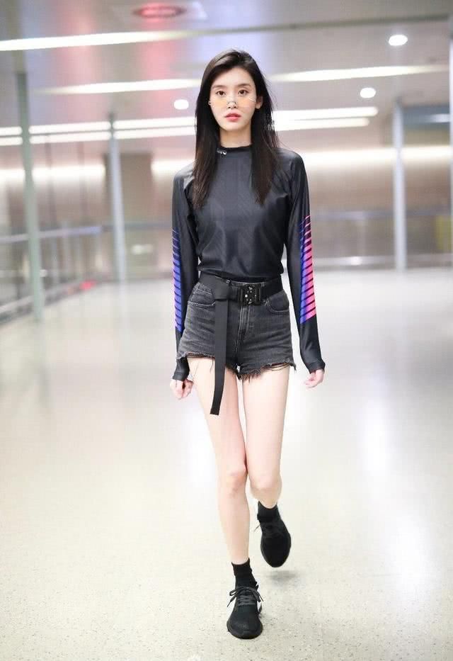 现在都以瘦为美?这么窄的短裤奚梦瑶都穿不满，网友:有没有100斤?